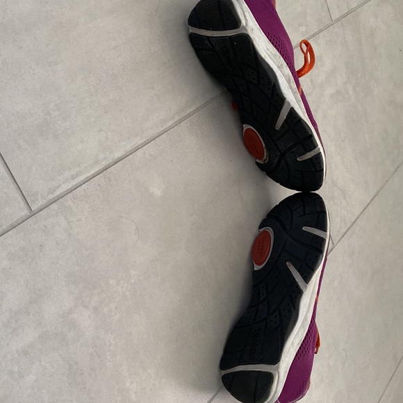 Vionic tennis shoes 8.5 - Picture 6 of 6